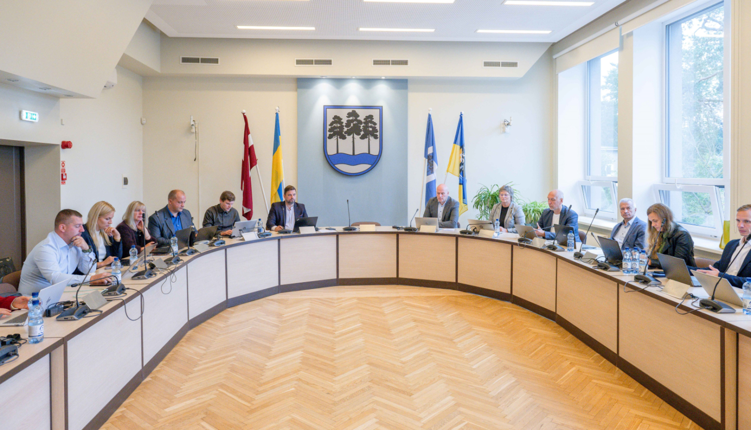 Attēls - deputāti piedalās Ogres novada pašvaldības komiteju sēdēs 2025. gada 18. septembrī
