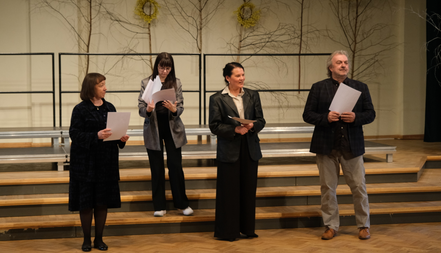 Pēc divu gadu pauzes 19. aprīlī, Ogres novada Kultūras centrā, notika Latvijas amatierkoru skate, kurā kopumā piedalījās 21 koris no Ogres, Ropažu, Salaspils novadiem, kā arī no Baldones un Rīgas. Attēlā žūrijas pārstāvji Jēkabpils novada koru virsdiriģente Agita Rimšēviča, Dobeles un Saldus novadu koru virsdiriģente Māra Marnauza un Alūksnes, Gulbenes un Balvu novadu koru virsdiriģents Uldis Kokars.