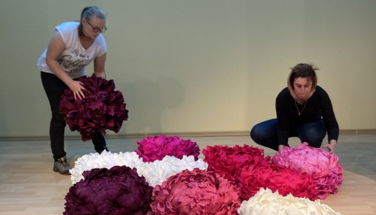 Krapē notikusi nodarbība kreppapīra ziedu veidošanā