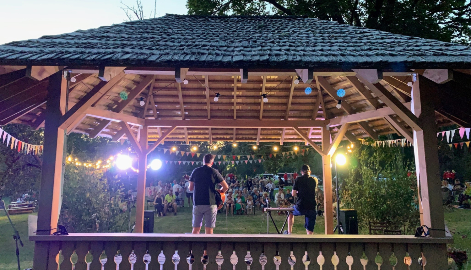 Krapes muižas svētki notiks 30. augustā no plkst. 15.00. Attēlā lapene ar svētku apgaismojumu un muzikantiem
