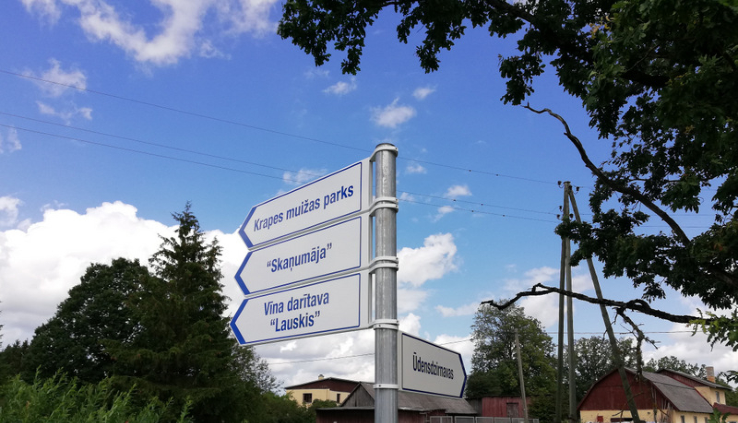 Krapes pagastā izvietotas norāžu zīmes uz publiski pieejamiem objektiem