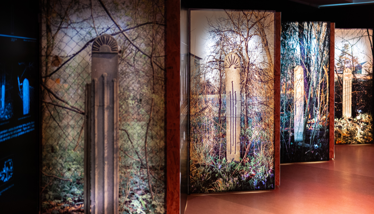 Fragments no izstādes "Rītausma" Ogres vēstures un mākslas muzejā. Ielu stabiņš