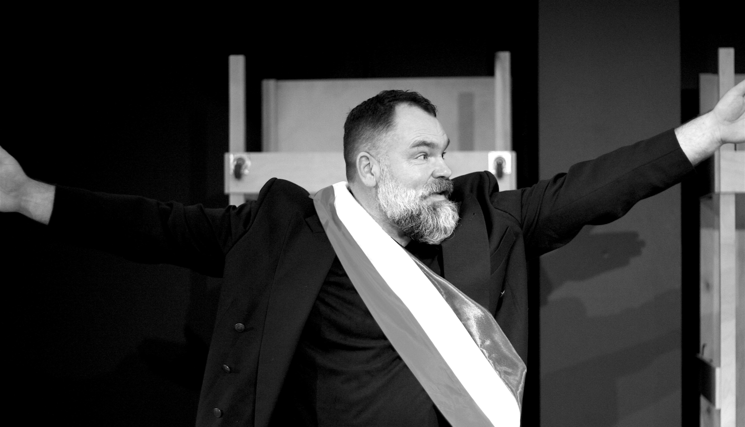 25. oktobrī Ogres teātrī pirmizrāde eirofarsam “Lai dzīvo Bušona!”