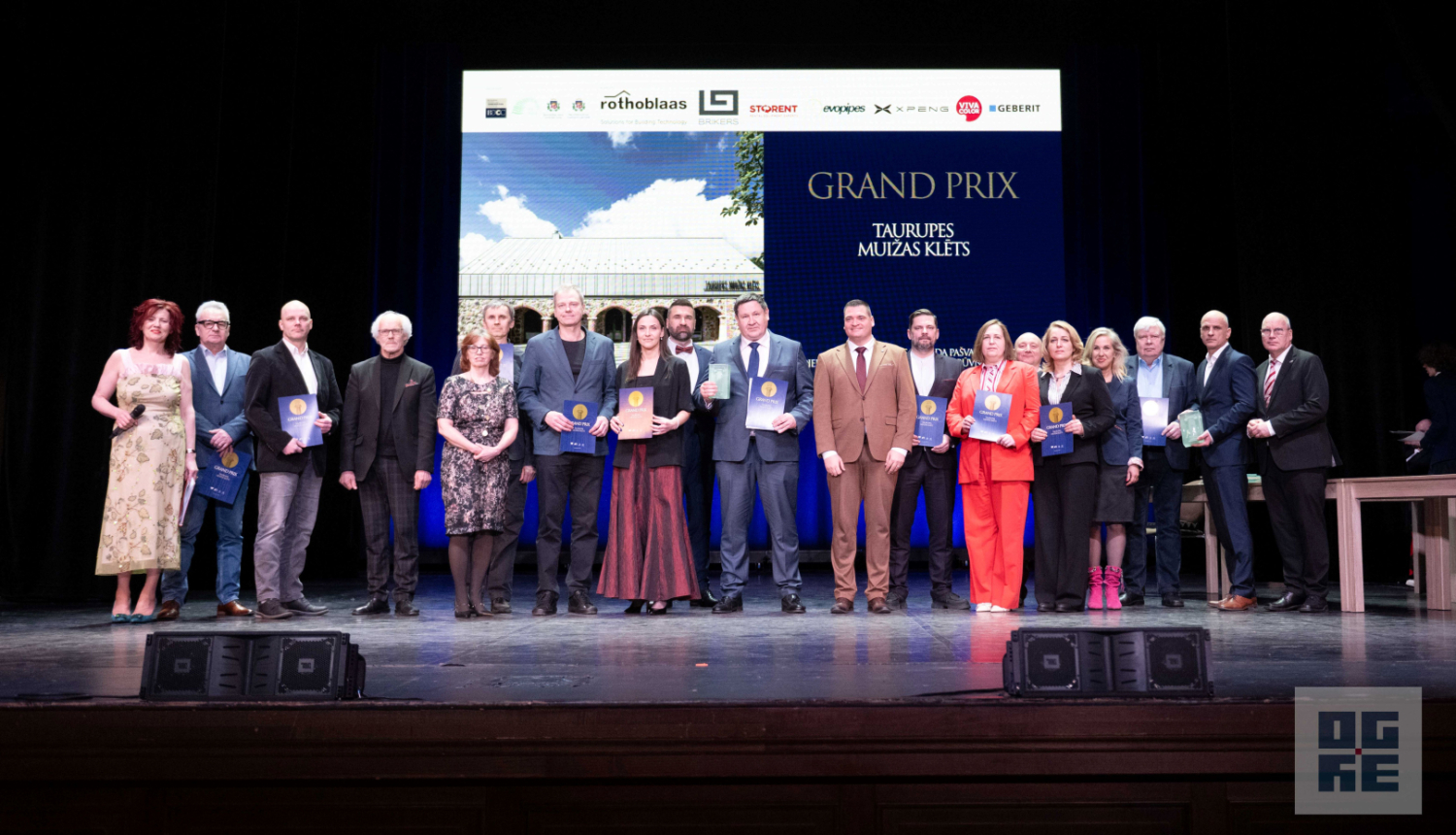 Taurupes muižas klēts “Latvijas būvniecības gada balvas 2025” ceremonijā saņem Grand Prix. Attēlā pašvaldības pārstāvju un īstenotāji kopbildē