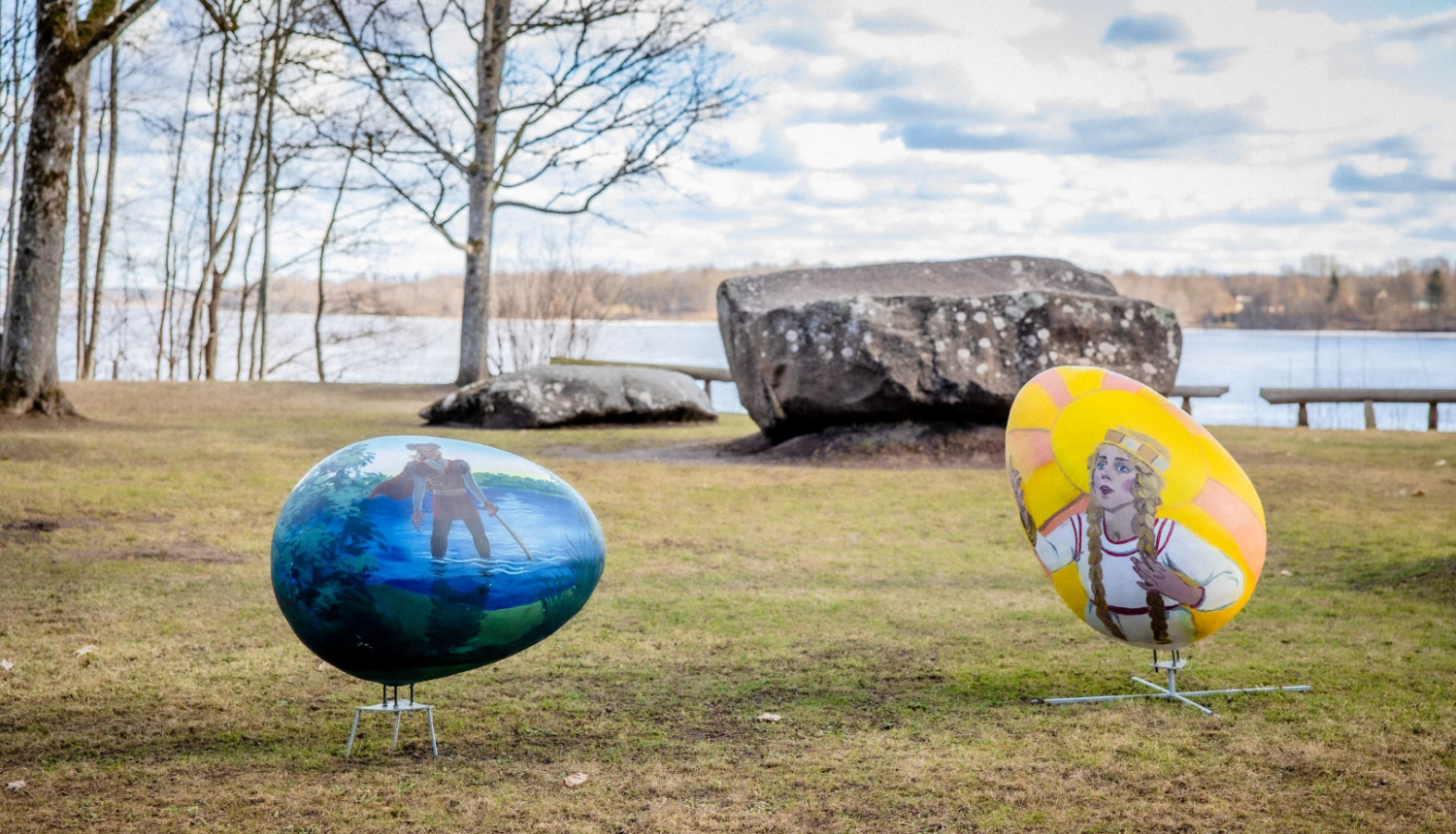 Dekoratīvas lielas Lieldienu olas Lielvādē pie A. Pumpura muzeja. Uz vienas olas attēlots Lāčplēsis, uz otras - Laimdota.