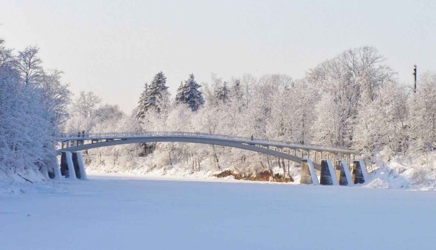 Lokveida gājēju tilts pār Ogres upi mirdzēs Igaunijas karoga krāsās