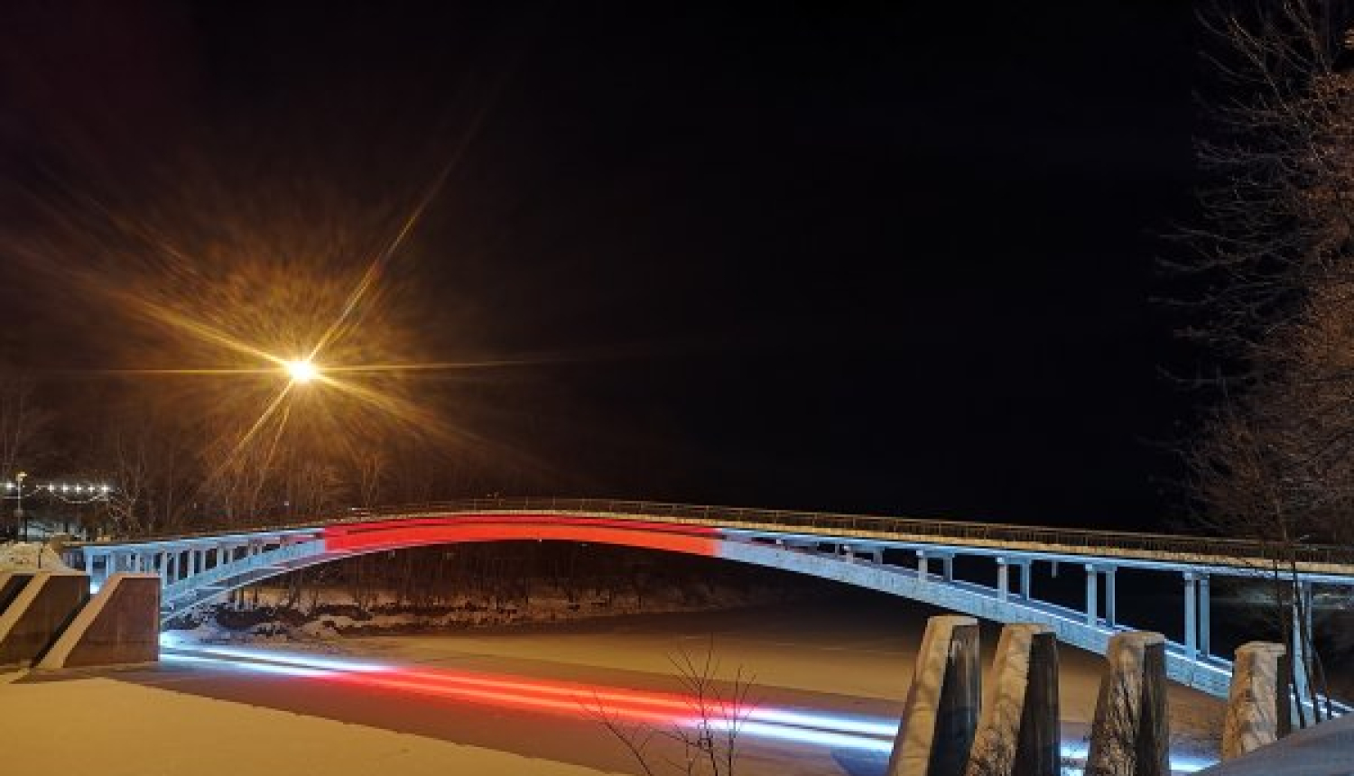 Gājēju tilts iemirdzas Baltkrievijas karoga krāsās