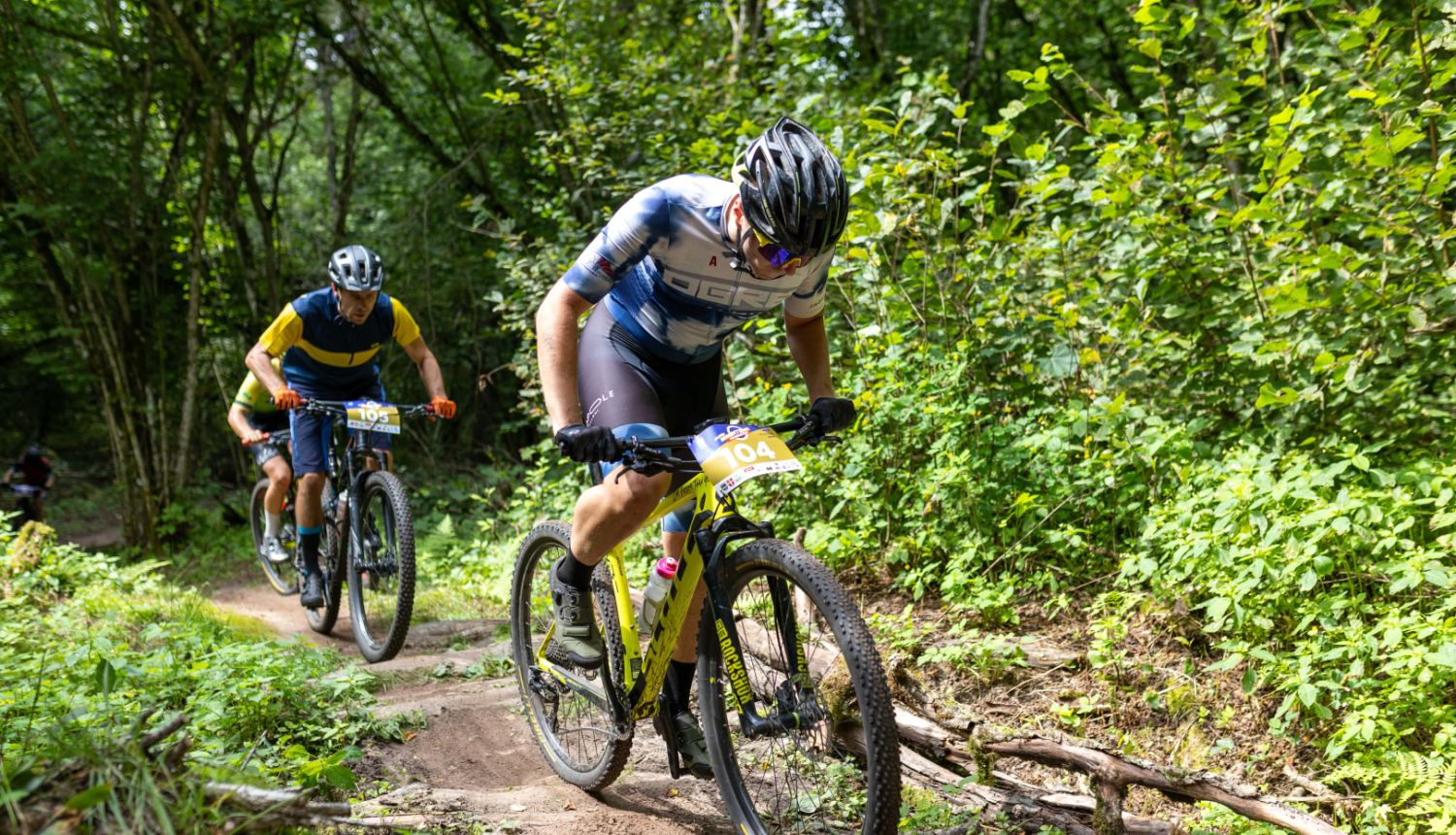 Arī šogad jūlijā notiks Ikšķiles MTB velobrauciens dabas parkā “Zilie kalni”. Attēlā velosportisti distancē Ogres Zilajos kalnos