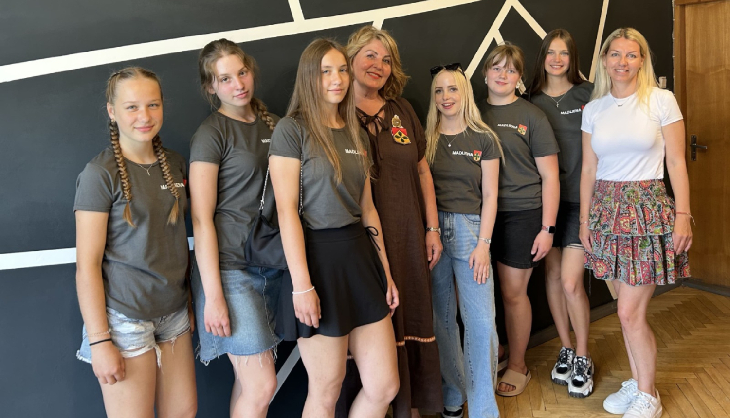 Jaunieši Madlienas jauniešu telpas atklāšanā