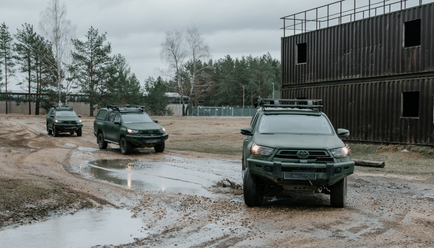 Trīs patrulēšanas automašīnas uz dubļaina ceļa