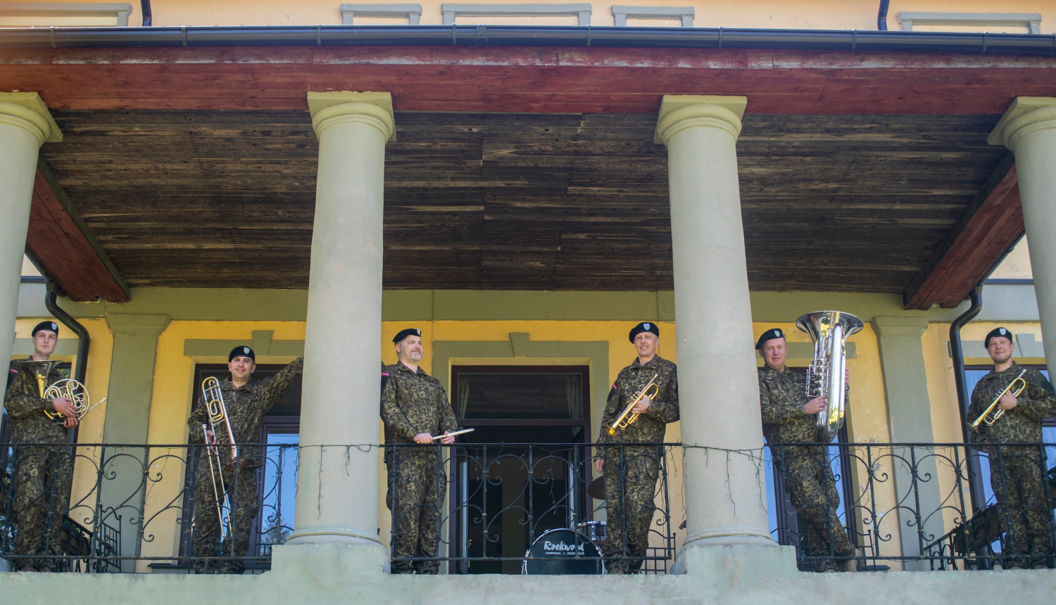 Nacionālo bruņoto spēku muzikālā dāvana priecē bērnus