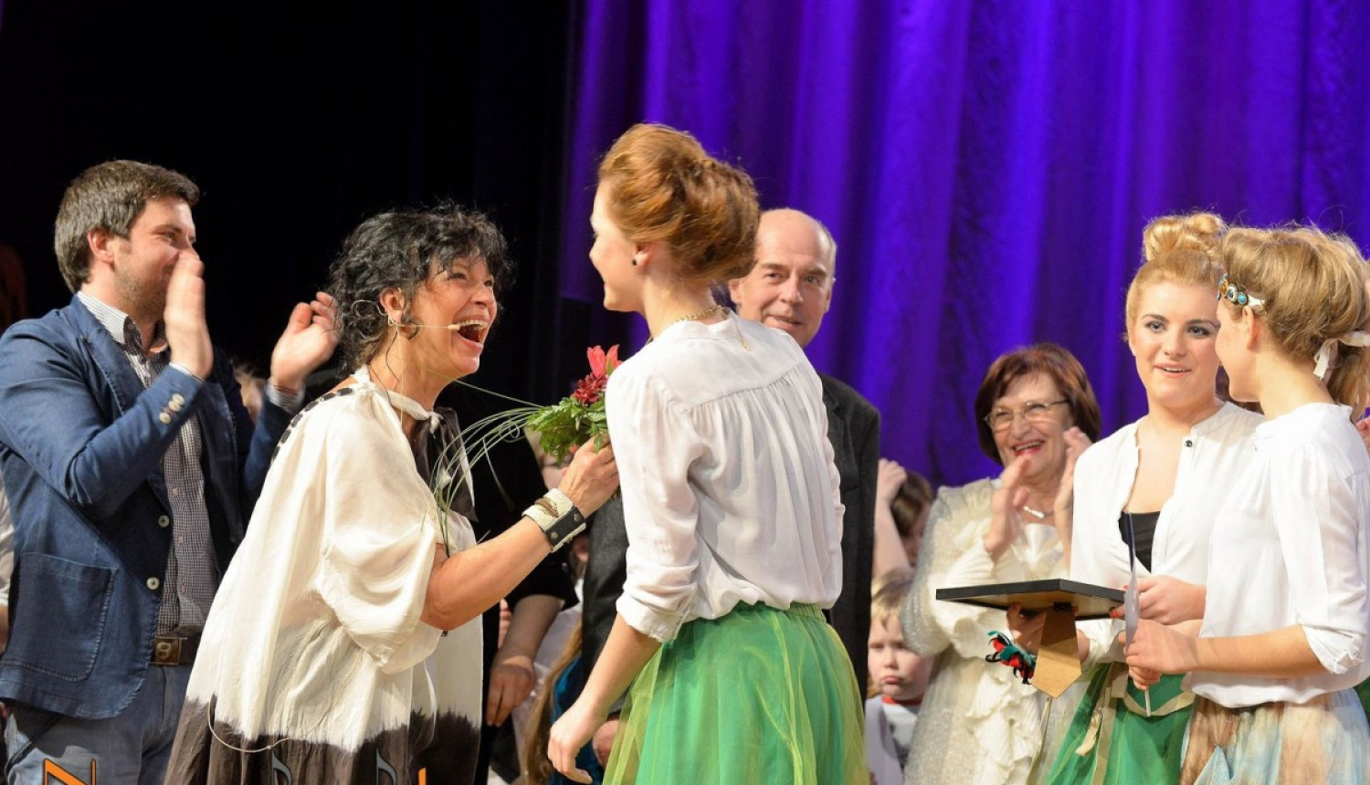 Solisti un popgrupas aicinātas piedalīties konkursā “Nāc sadziedāt”