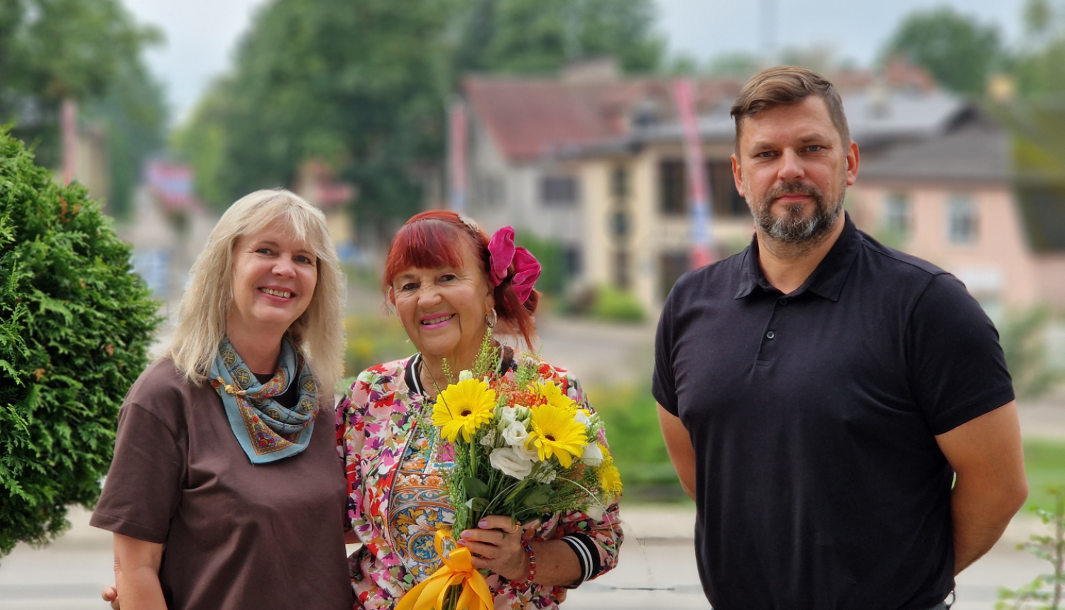 Nadeždas Visockas meita kopā ar pašvaldības pārstāvjiem