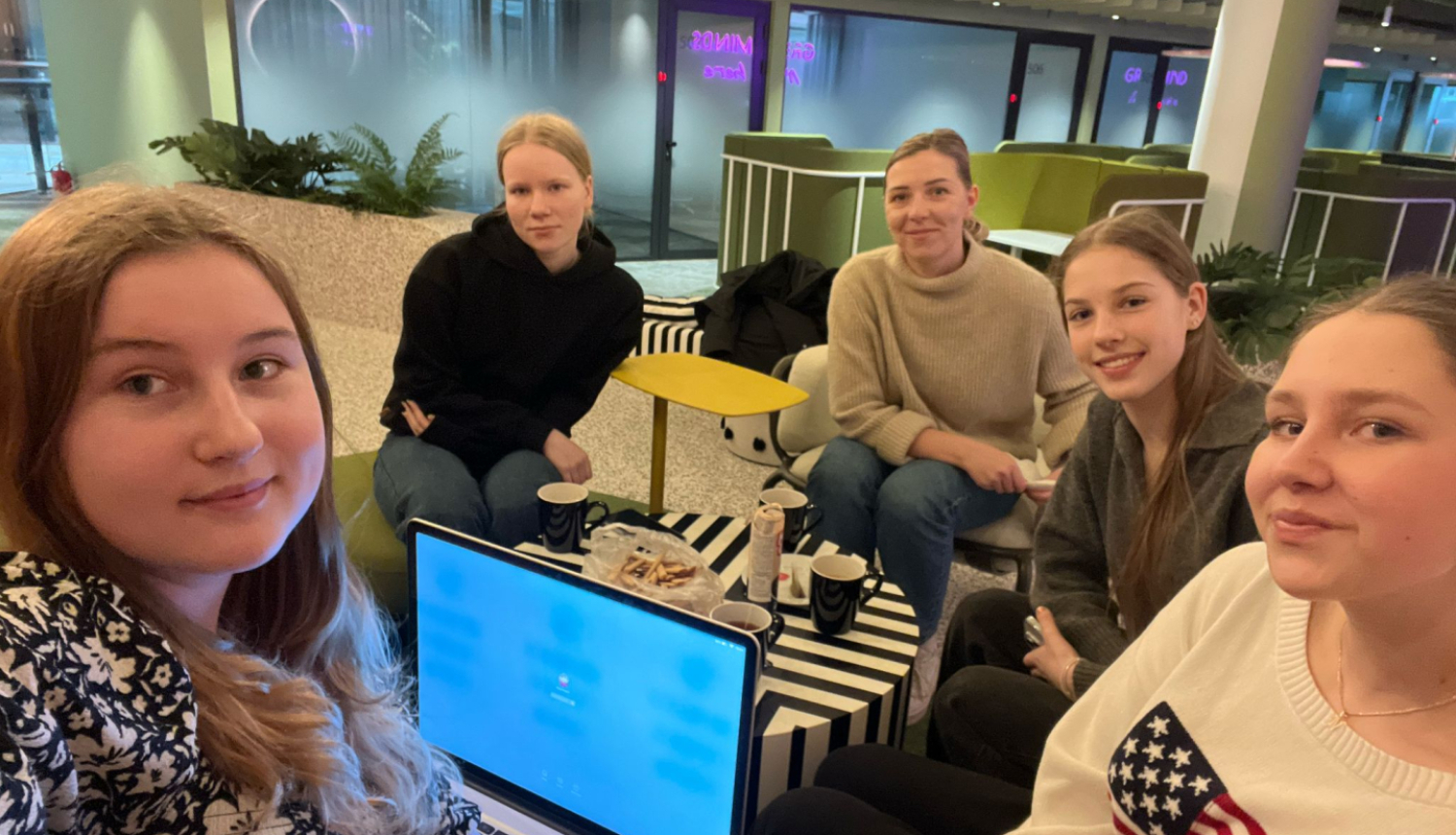 No cepuma līdz risinājumam Ogres skolniece cīnās pret plastmasas piesārņojumu, radot ēdamu vāciņu