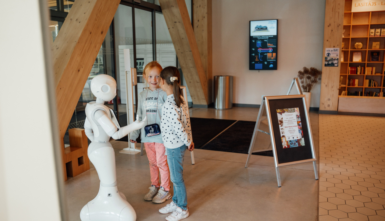 Bērni sarunājas ar robotiņu Ogres Centrālajā bibliotēkā