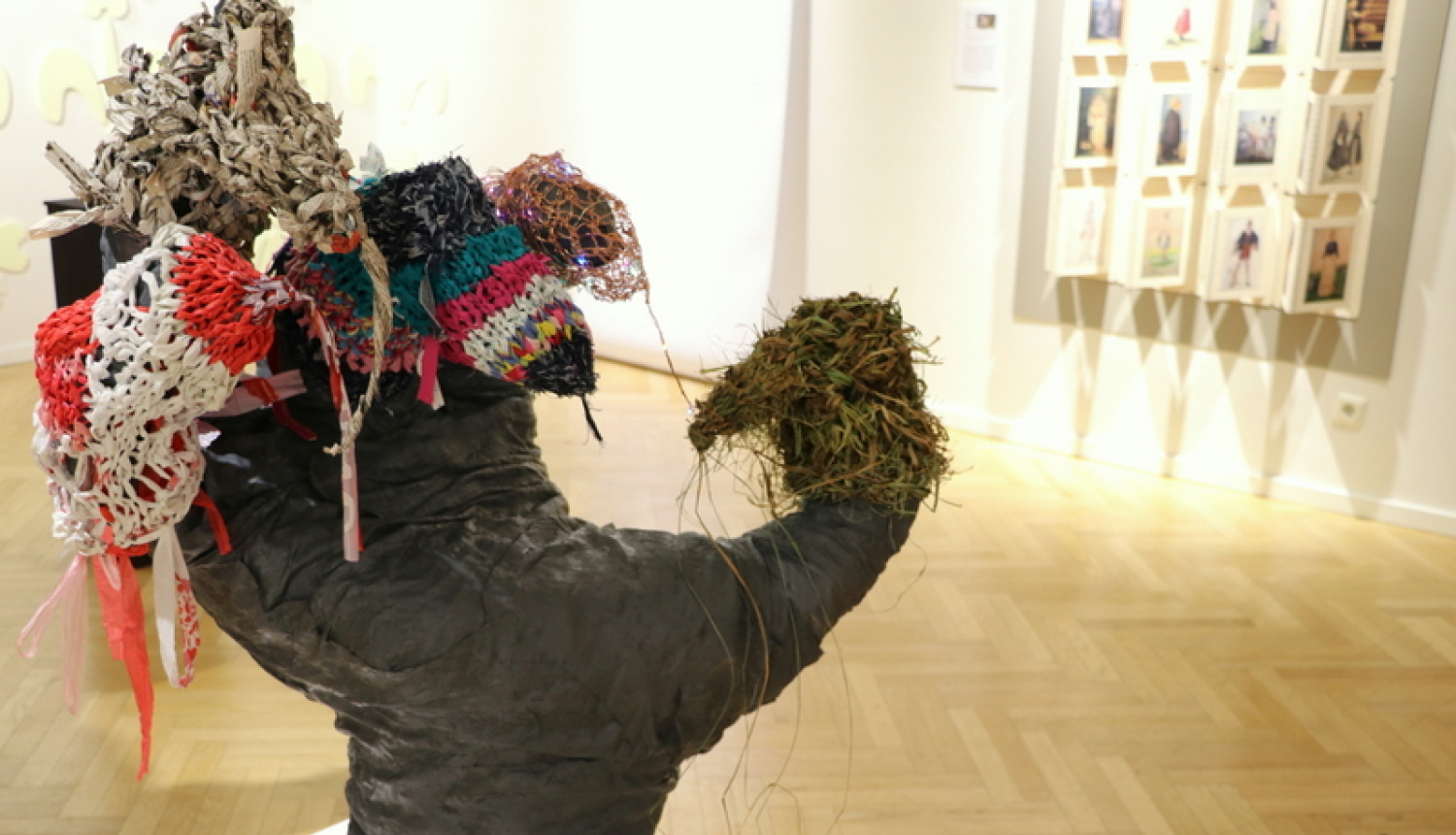 Ogres Mākslas skolā izstāde par tautastērpu stāstiem