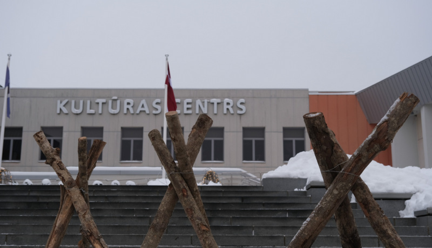 Pie Ogres novada Kultūras centra barikāžu 30 gadiem veltīta instalācija