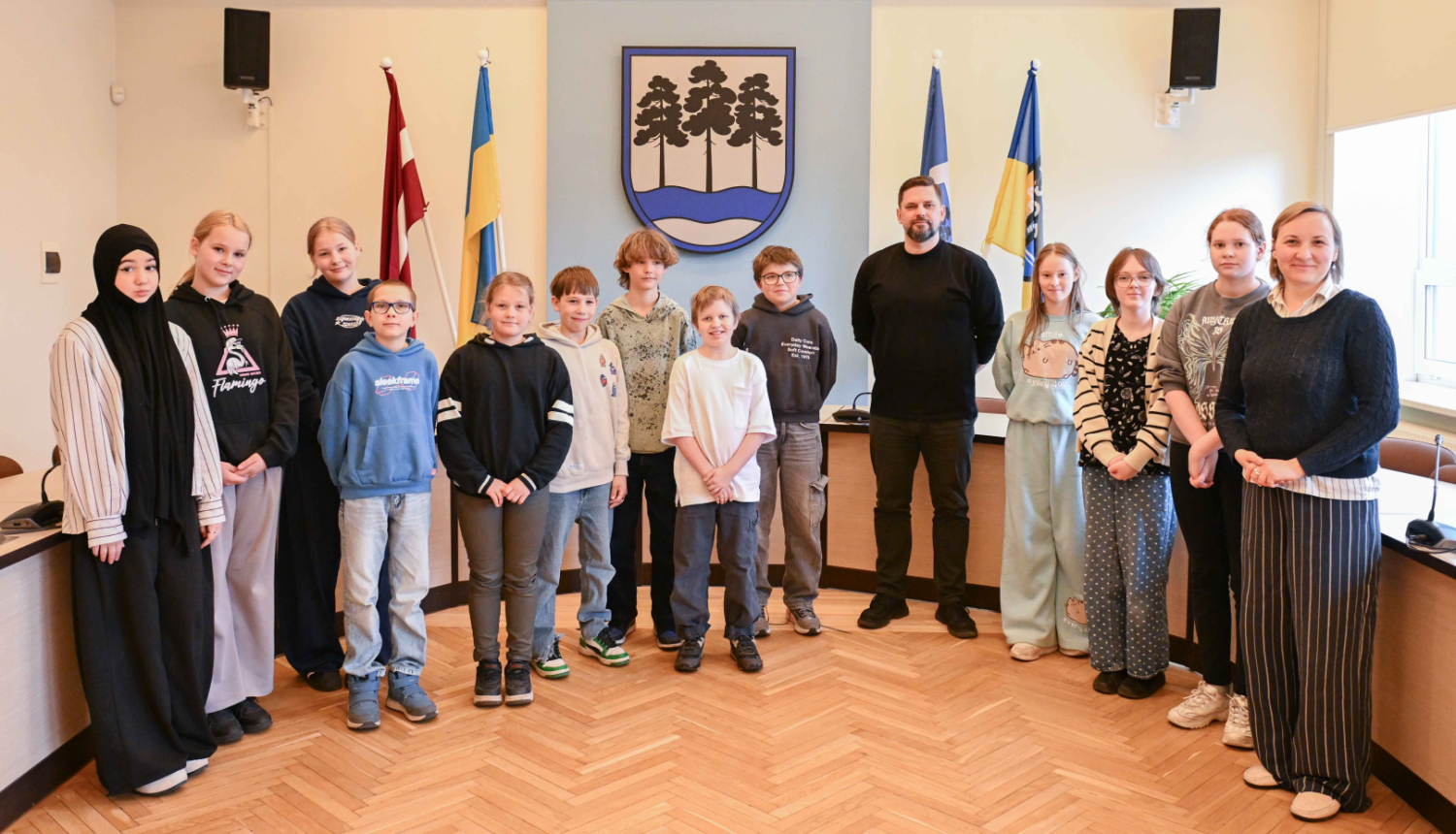 Ogres novada pašvaldībā viesojās un ar domes priekšsēdētāju Andri Krauju tikās Tīnūžu sākumskolas 5. klases skolēni un sociālo zinību skolotāja Ilze Baltruka
