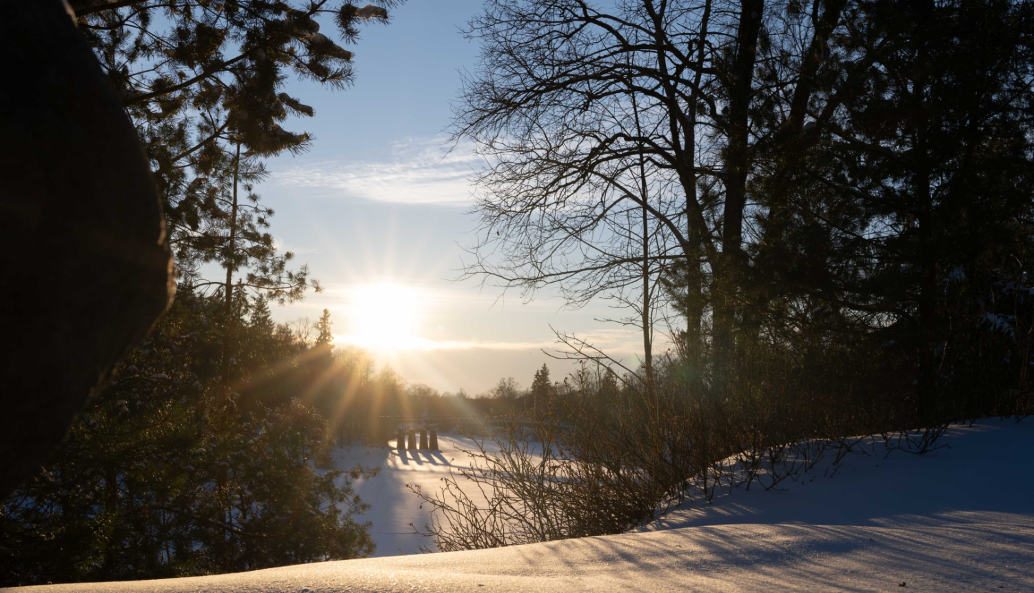 Ogres upe ziemā, saules apspīdēta