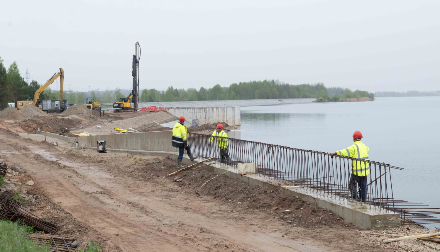 Skats uz Daugavas upes krastā esošo būvobjektu