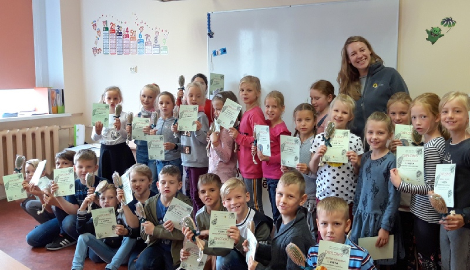 Ogres sākumskolas skolēni apgūst meža zinības Zilajos kalnos