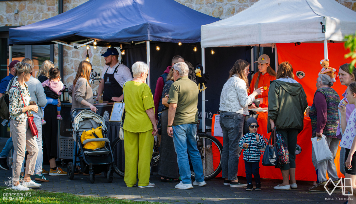 Ogresgrīvas pusmuižas pagalma tirdziņā apmeklētāji pie vietējo ražotāju stendiem