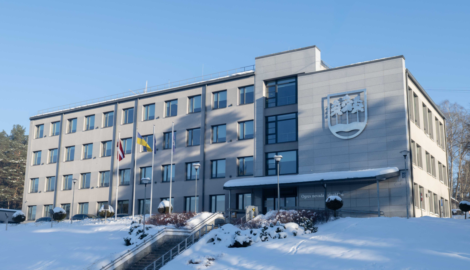 Ogres novada pašvaldības ēka ziemā, saules apspīdēta