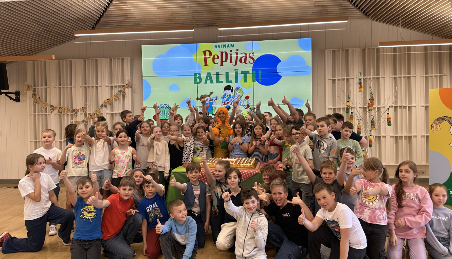 Ogres Centrālajā bibliotēkā krāšņi nosvinēta Pepijas Garzeķes 80 gadu jubileja