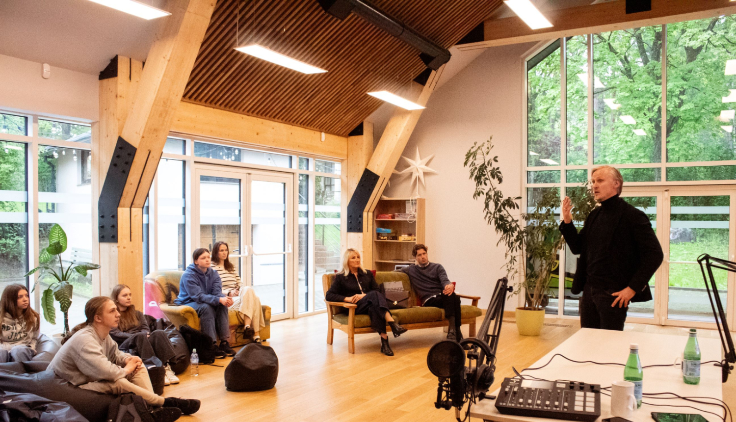 Iedvesmojoša tikšanās jauniešiem Ogrē – podkāsta “Ceļa Stāsti” aizkadra saruna ar Rihardu Kolu 