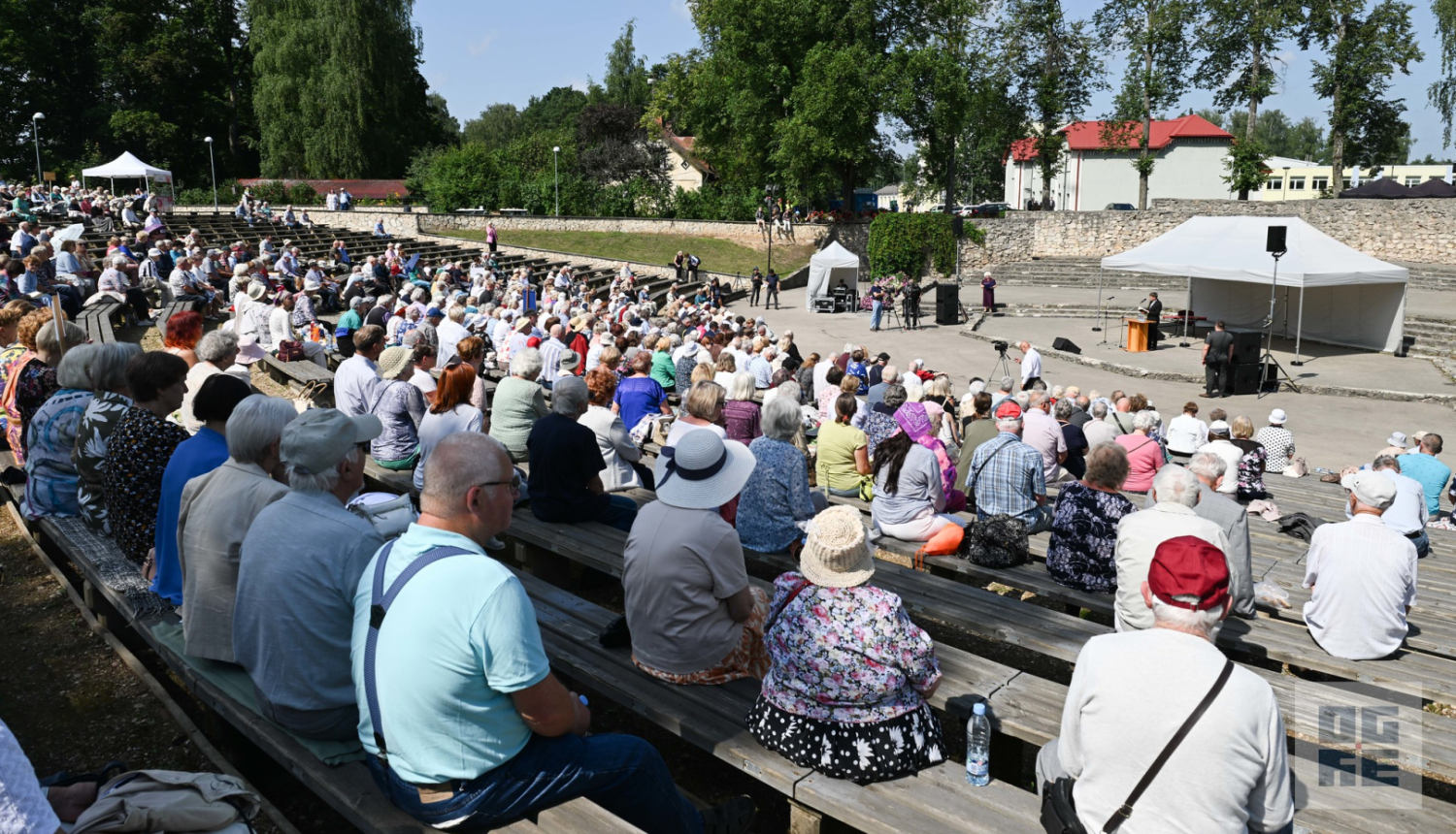 Salidojuma dalībnieku kopskats Ikšķiles brīvdabas estrādē