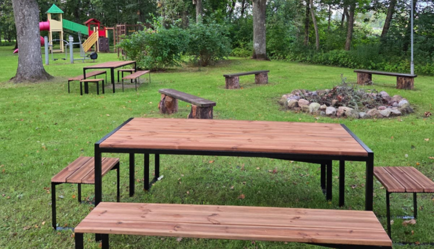 Tomes parkā jauns labiekārtojums – galdi un soli apmeklētājiem