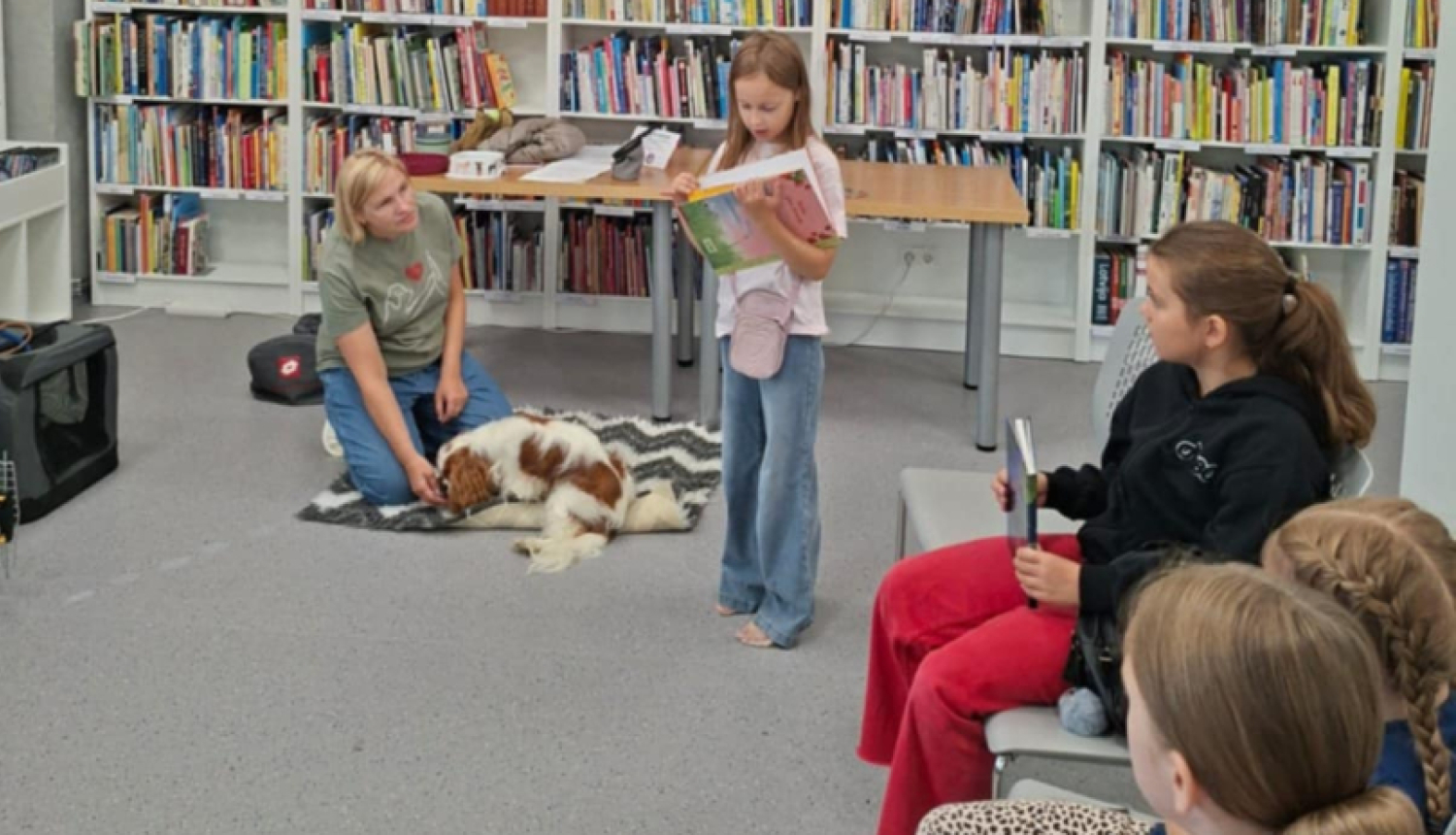 Ikšķiles pilsētas bibliotēkā realizēts neparasts projekts – ar kanisterapijas palīdzību veicināts bērnu lasītprieks. Bērni lasa grāmatu sunim un citiem bērniem