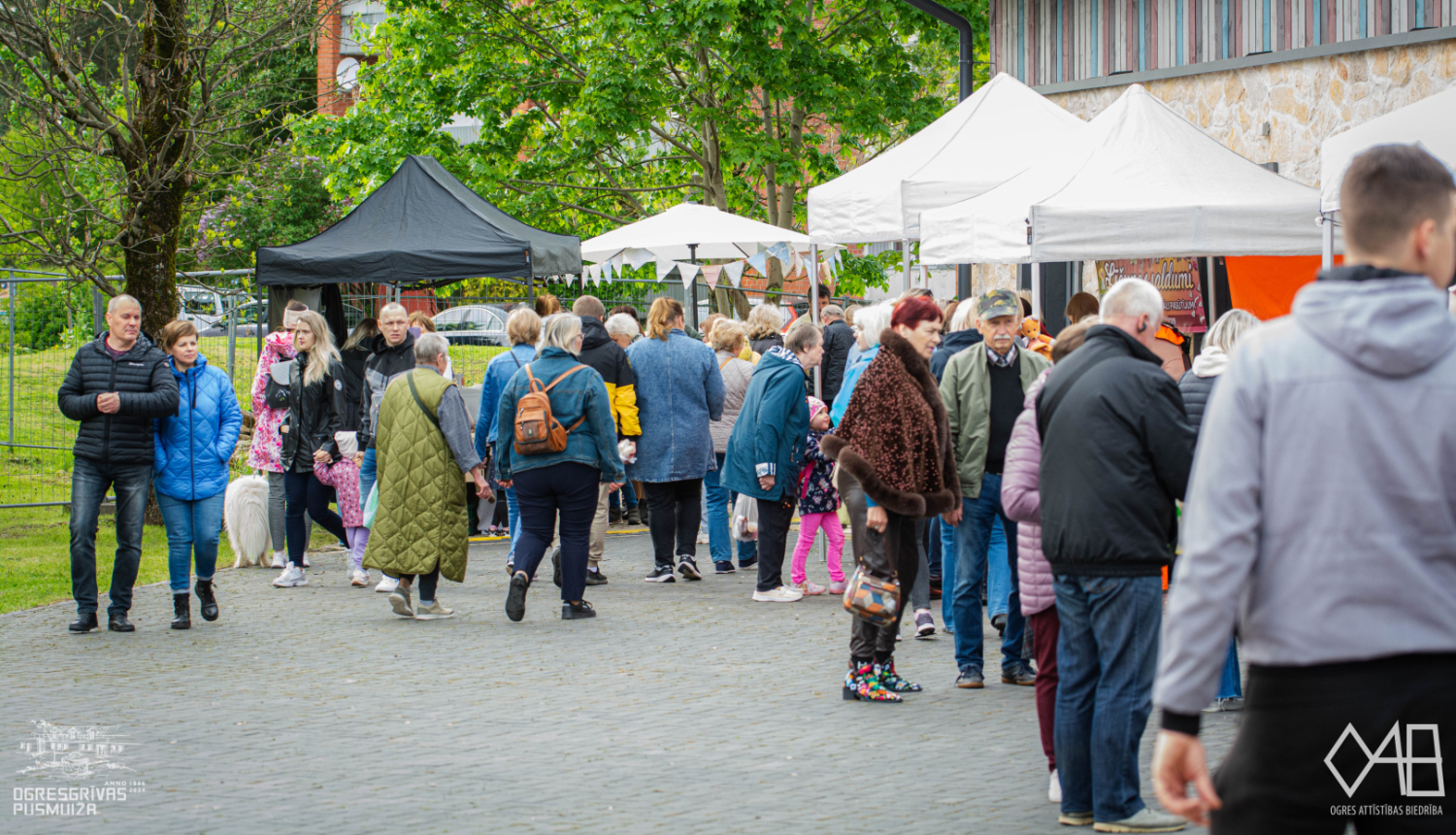 Tirdziņš, danči un kopā būšanas prieks – pavasara vakars Ogresgrīvas pusmuižas pagalmā