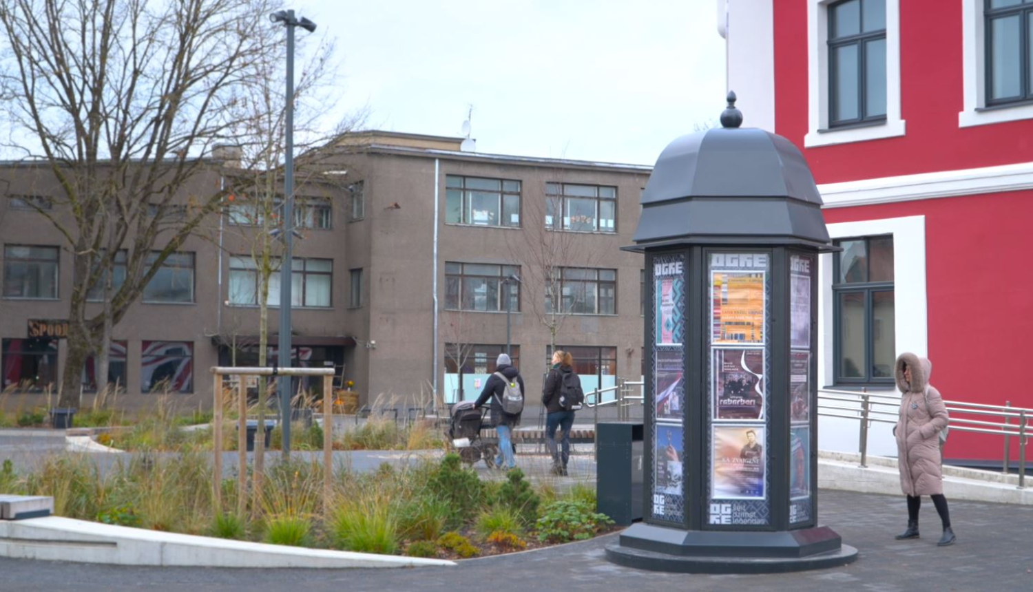 Reklāmas stabs Ogrē Neatkarības laukumā