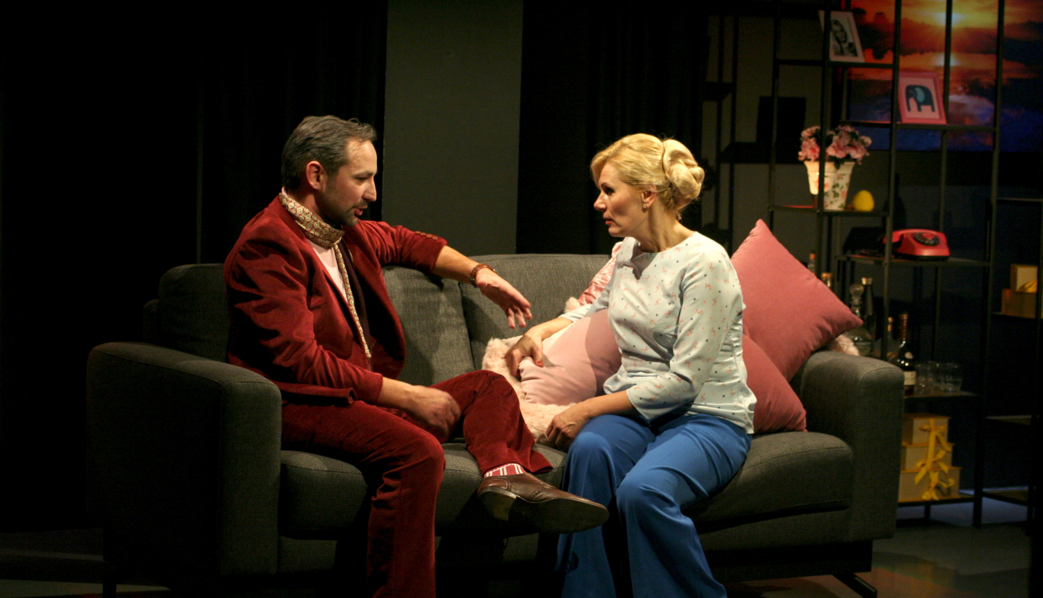 Pieejamas biļetes uz Ogres teātra izrādi “Rītdiena ir tālu”