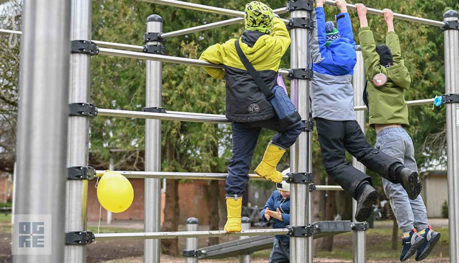 Ogresgalā atklāts bērnu rotaļu un aktīvās atpūtas laukums