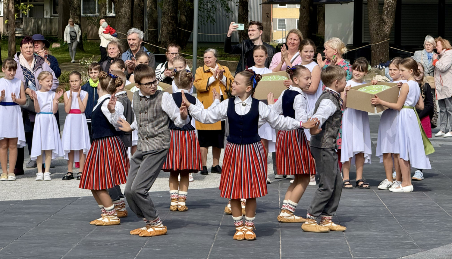 visi kolektīvi, kuri gatavojas Svētkiem, radoši iesaistās kopīgā aktivitātē “Savīšanās ceļš”, apgleznojot un radot savu unikālo identitāti uz pērlēm, kas svētku laikā pārtaps vides objektā “Vijums”, ko varēs apskatī Vērmanes dārzā