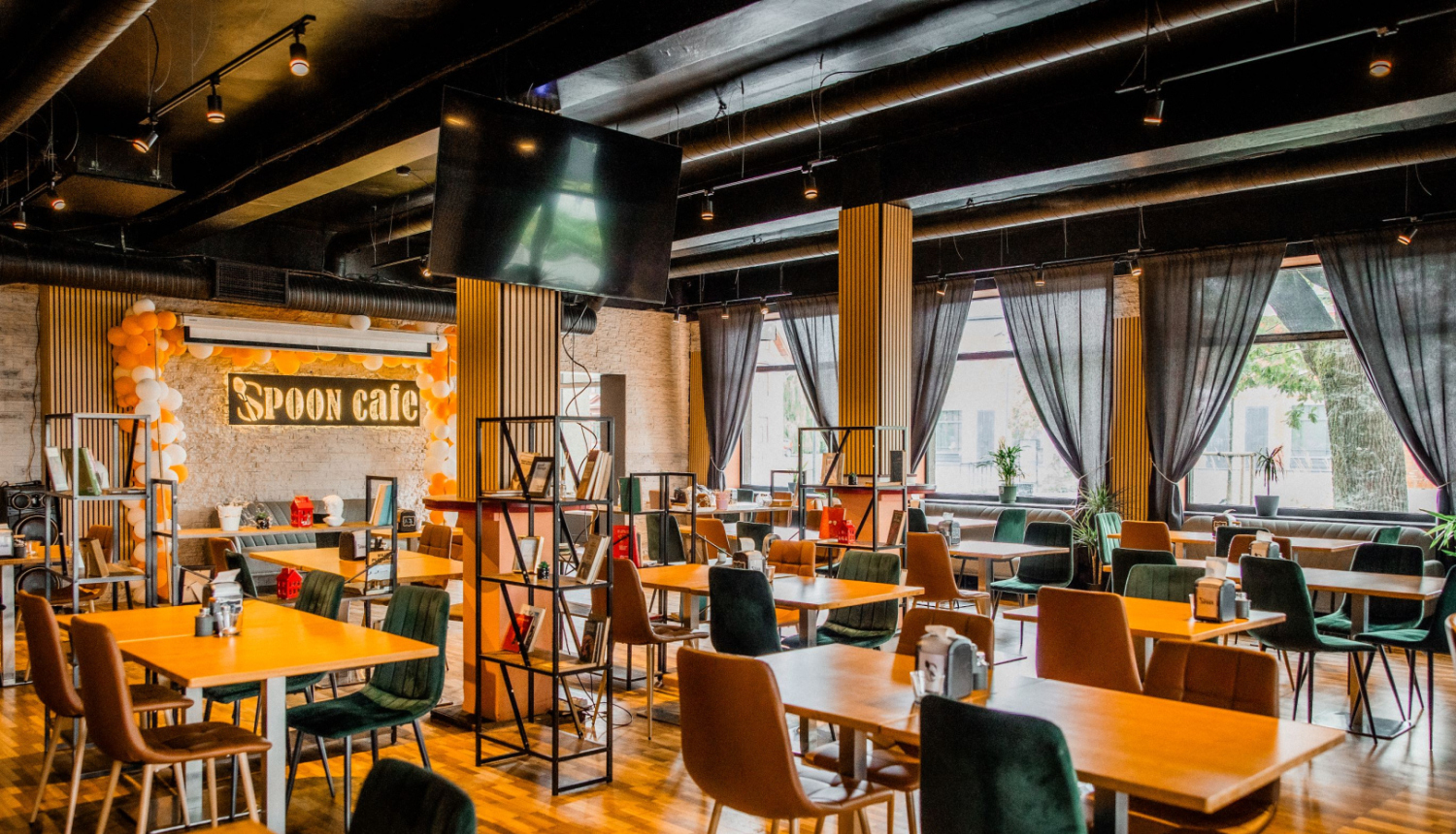 10 % atlaide ēdieniem un bezalkoholiskajiem dzērieniem kafejnīcā Spoon Cafe Ogrē. Attēlā ēdināšanas zāle