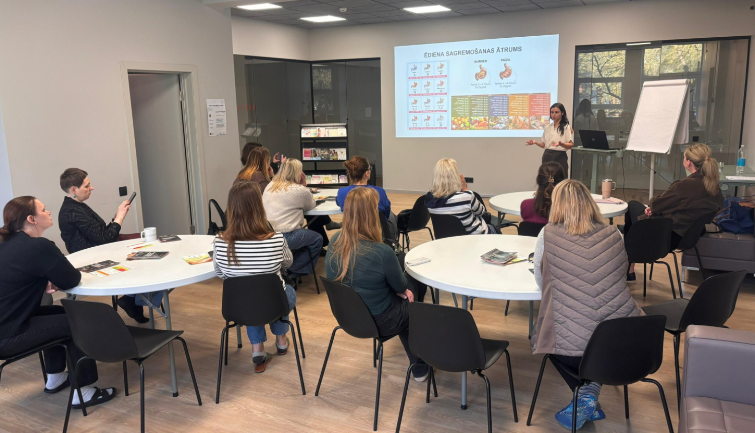 23. un 24.aprīlī Oveselība telpās norisinājās nodarbības Ogres novada sporta centra (ONSC) audzēkņu vecākiem, kurās sarunā ar sertificētu uztura speciālisti Elīzu Madaru Treiju tika apskatīta jauniešu uztura nozīme sportā un ikdienā.