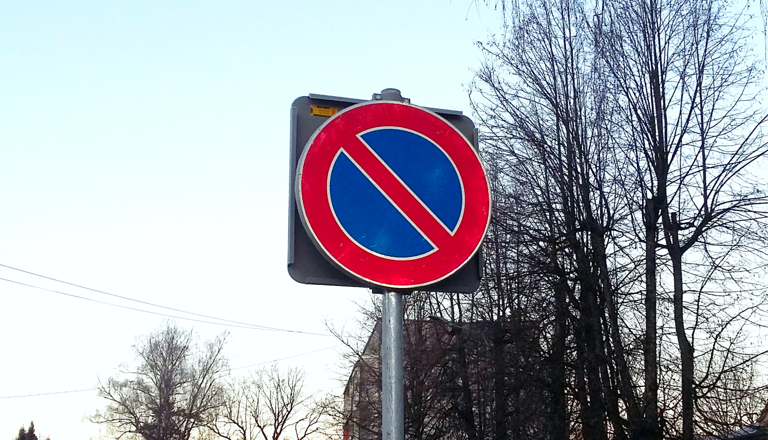 Pirms novietot savu auto, jāpārliecinās, ko vēsta ceļa zīme!