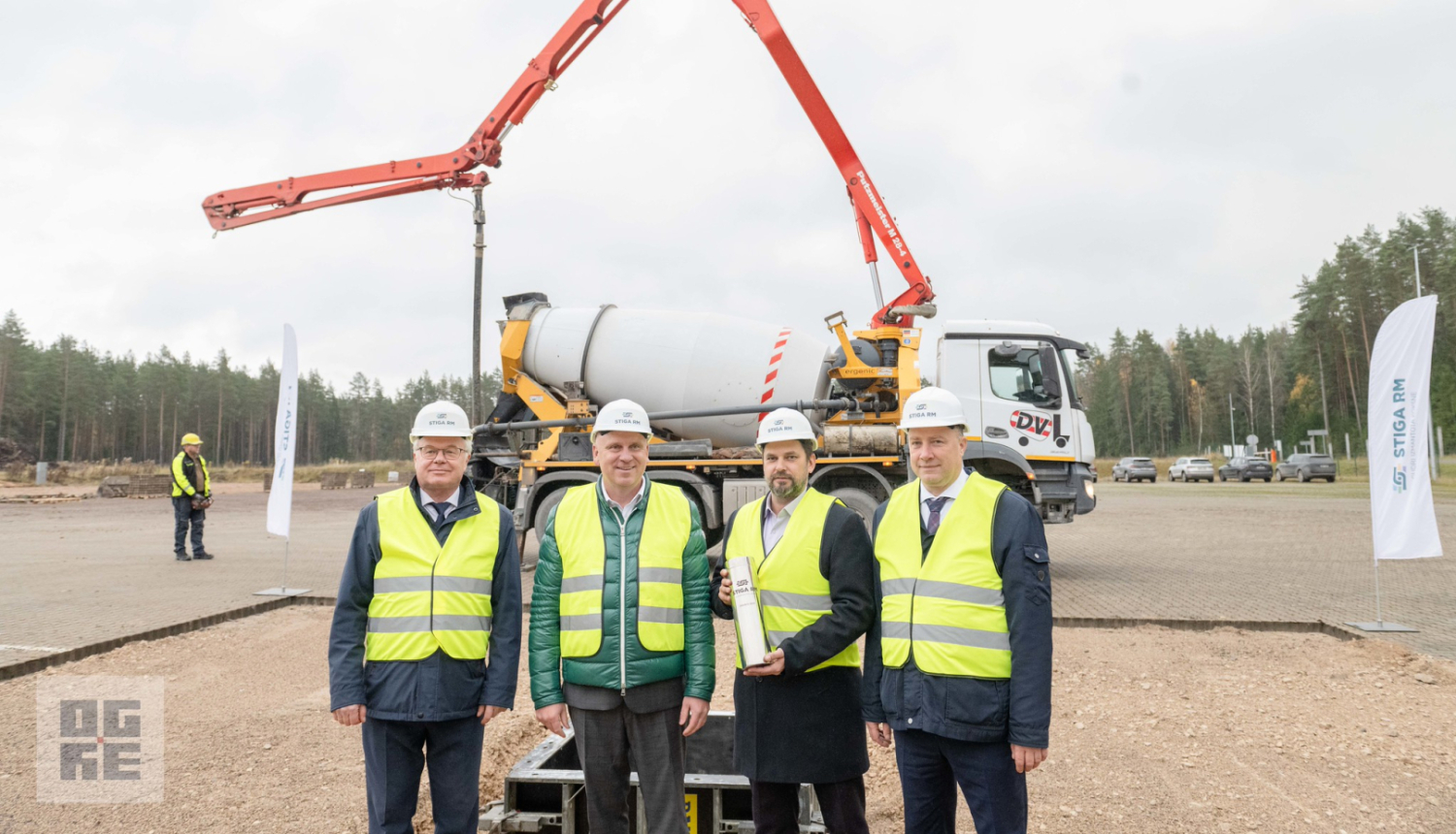 Tīnūžu pagasta “Norupēs” notika svinīga laika kapsulas iemūrēšanas ceremonija jaunai ražotnei. Attēlā A. Krauja ar ministrijas un uzņēmuma pārstāvjiem