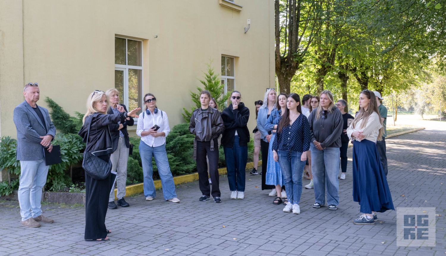 LBTU studenti izstrādās Lēdmanes ūdenstorņa attīstības idejas. Attēlā studentu grupa Lēdmanē