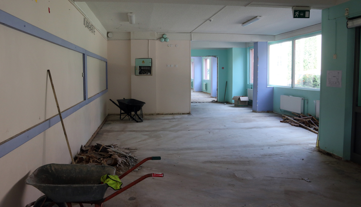 Suntažu pamatskolas ieejas halle ar darbarīkiem un būvgružiem