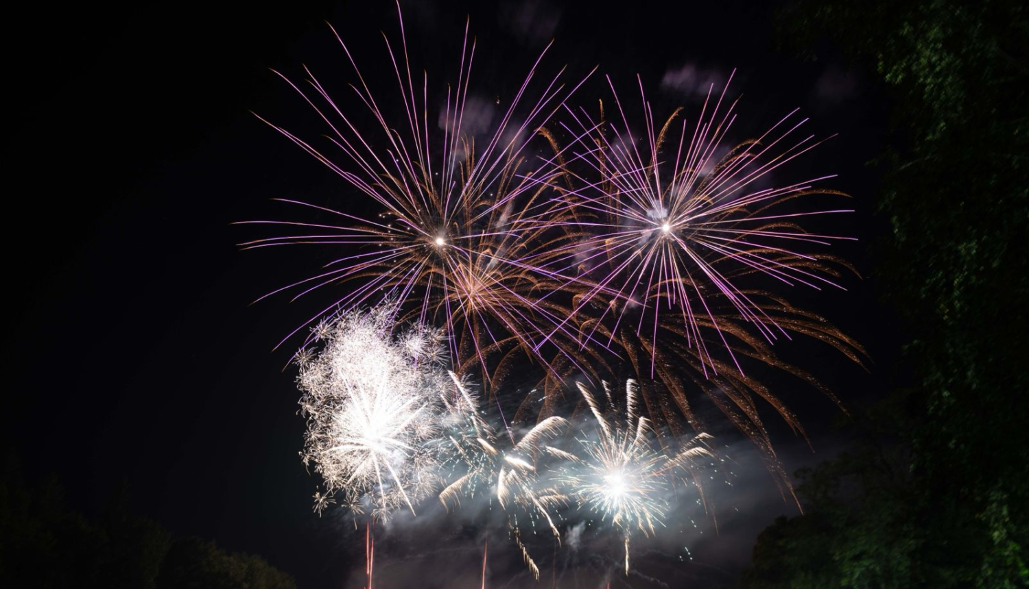 Svētku uguņošana uz tumšu debesu fona