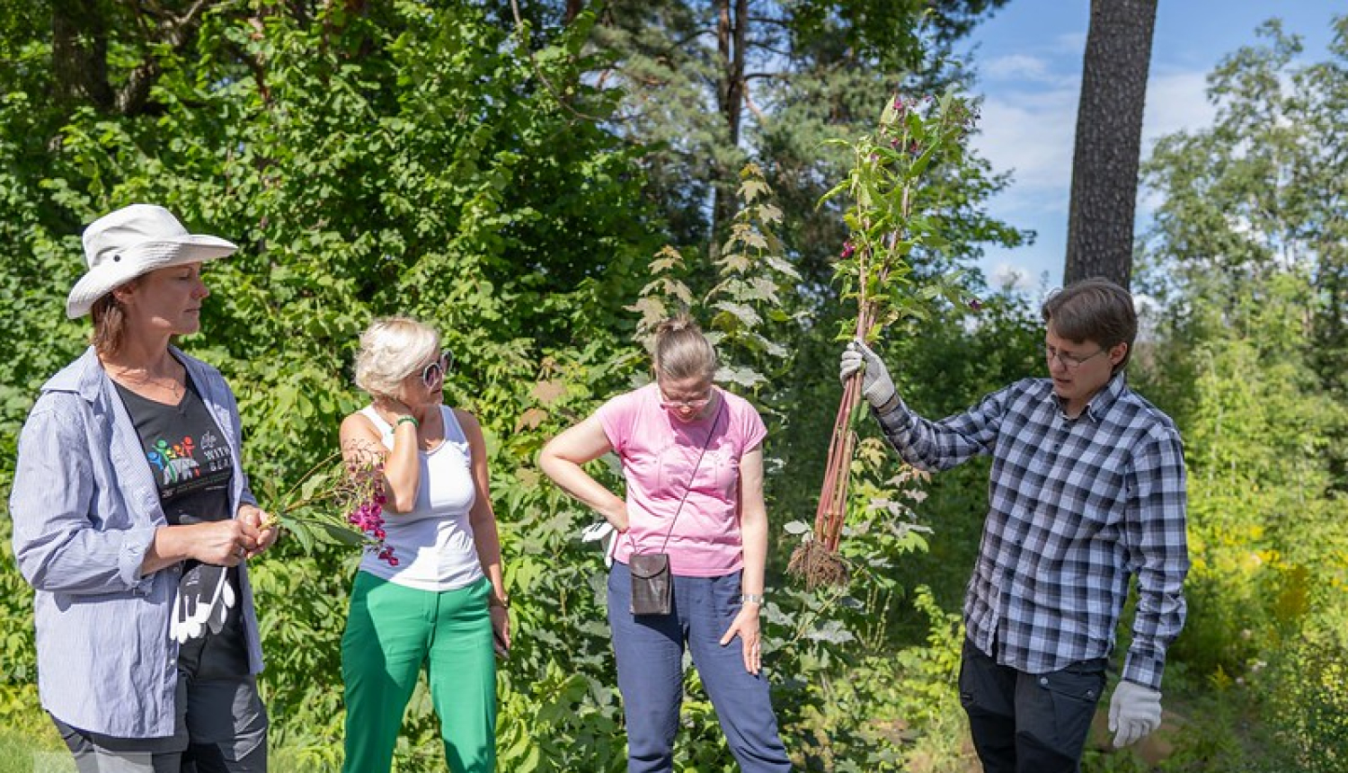 J. Čakstes prospektā notikusi talka – informatīvais seminārs invazīvo sugu izplatības ierobežošanai. Attēlā talkas dalībnieki.