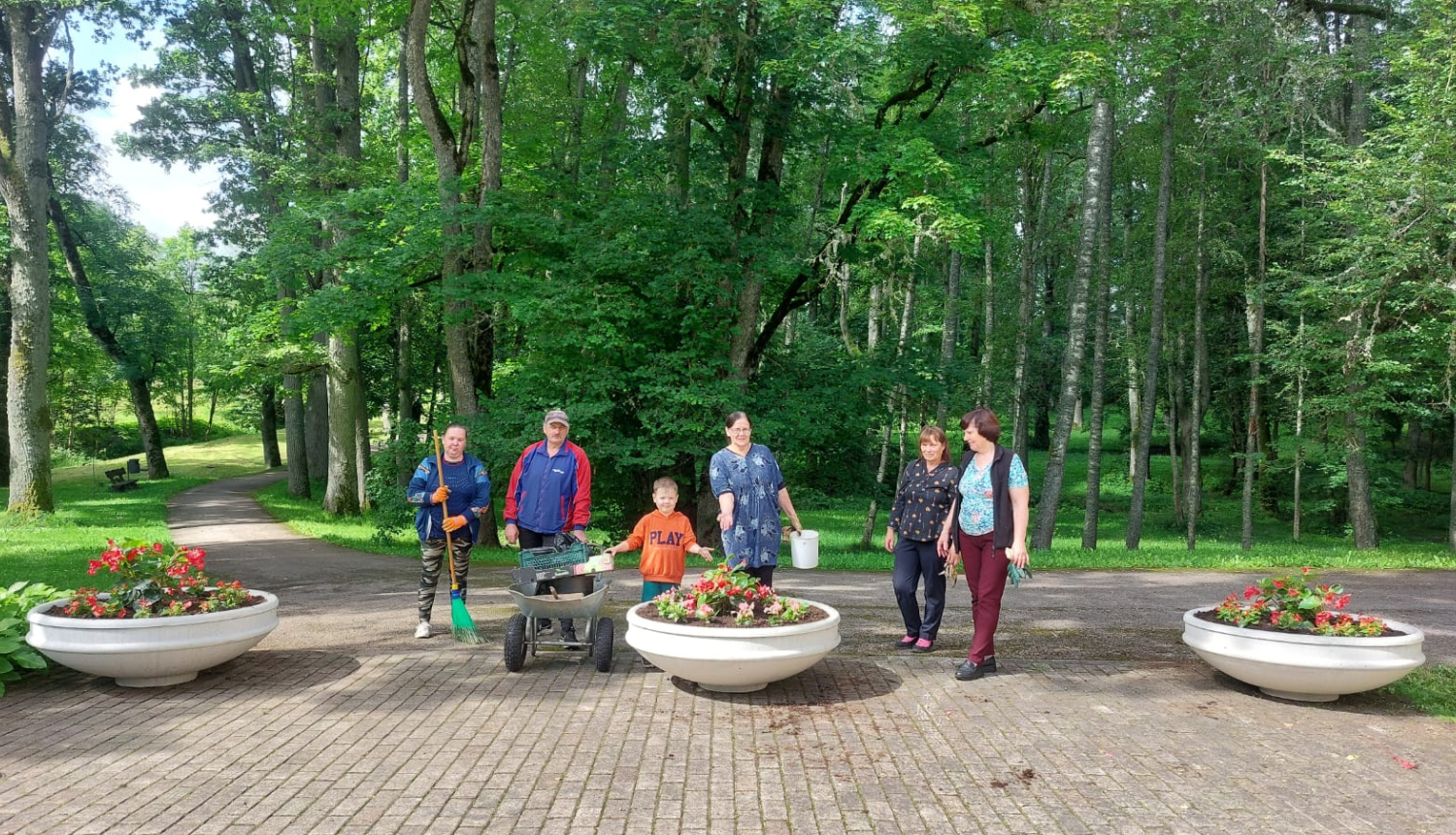 Taurupes skolas nereģistrētā iedzīvotāju  grupa “Ejam dabā” pašvaldības projektu konkursa “Veidojam vidi ap mums Ogres novadā” ietvaros šovasar realizēja projektu “Zaļie pirkstiņi” un sakārtoja skolas pagalma teritoriju, izvietojot tajā  dekoratīvus puķu podus.