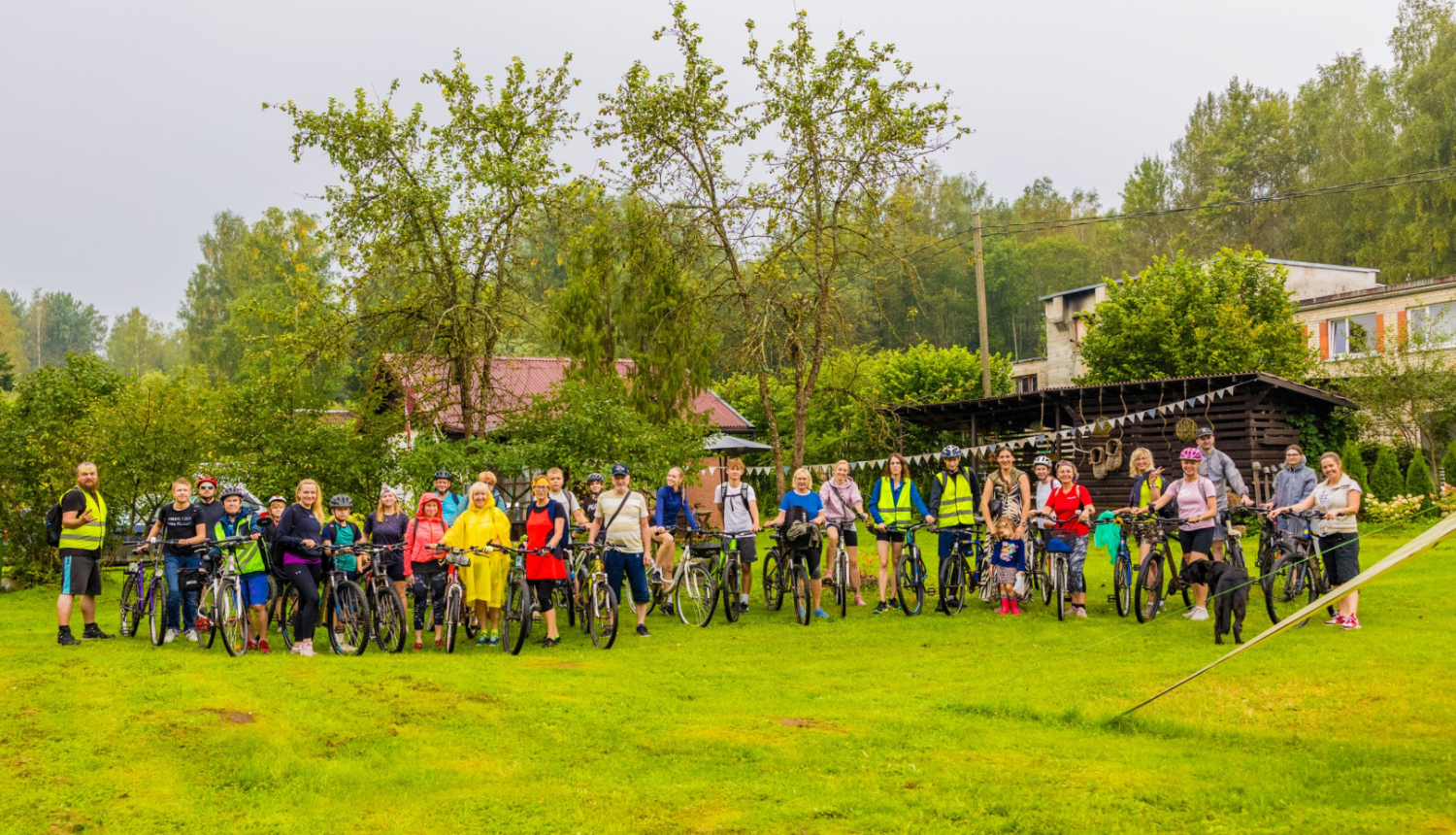 Tomes apkaime izzināta aktīvā velobraucienā. Braucēju kopbilde ar velosipēdiem
