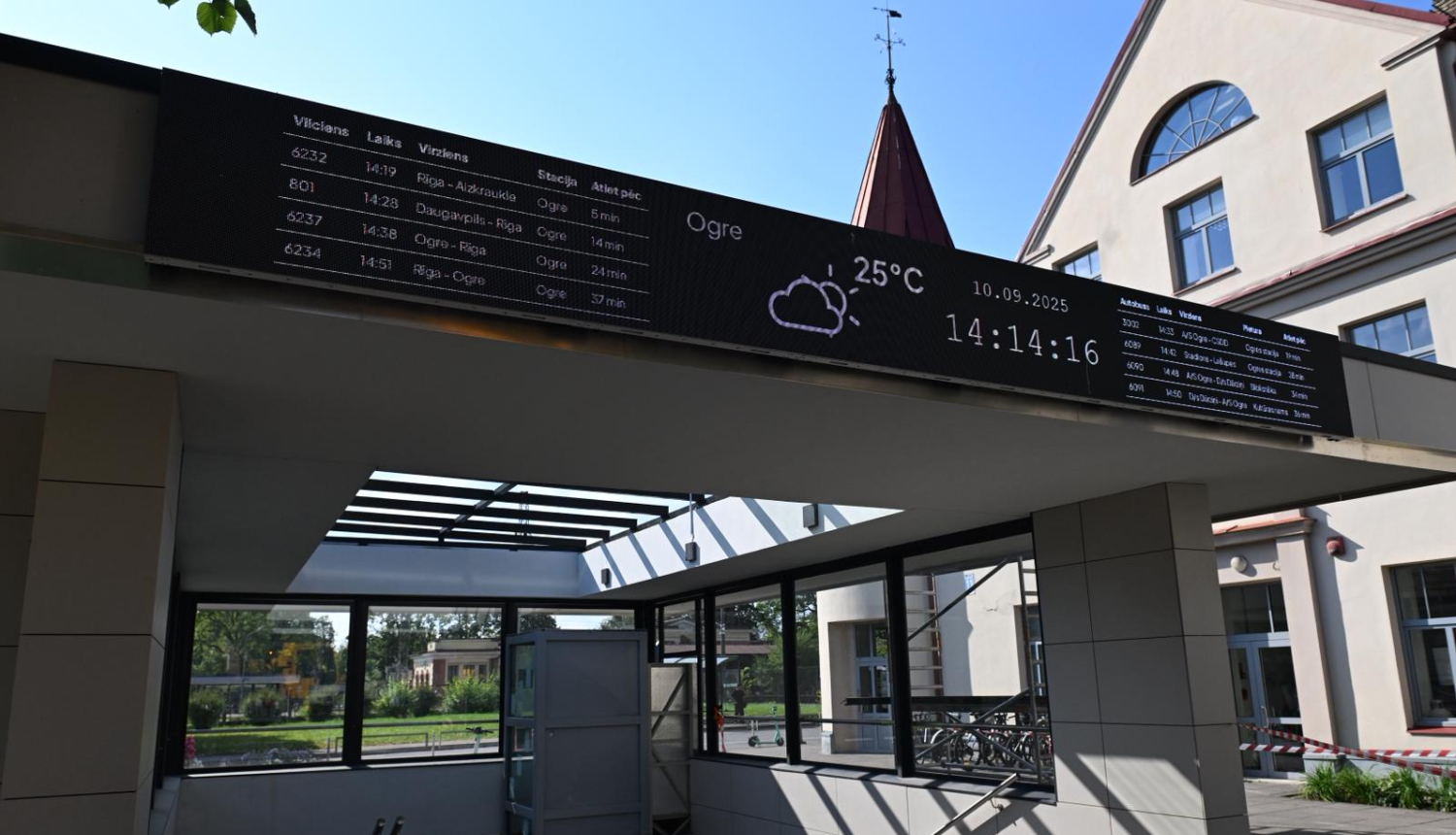 Gājēju tuneļa ieeja ar digitālo tablo augšpusē