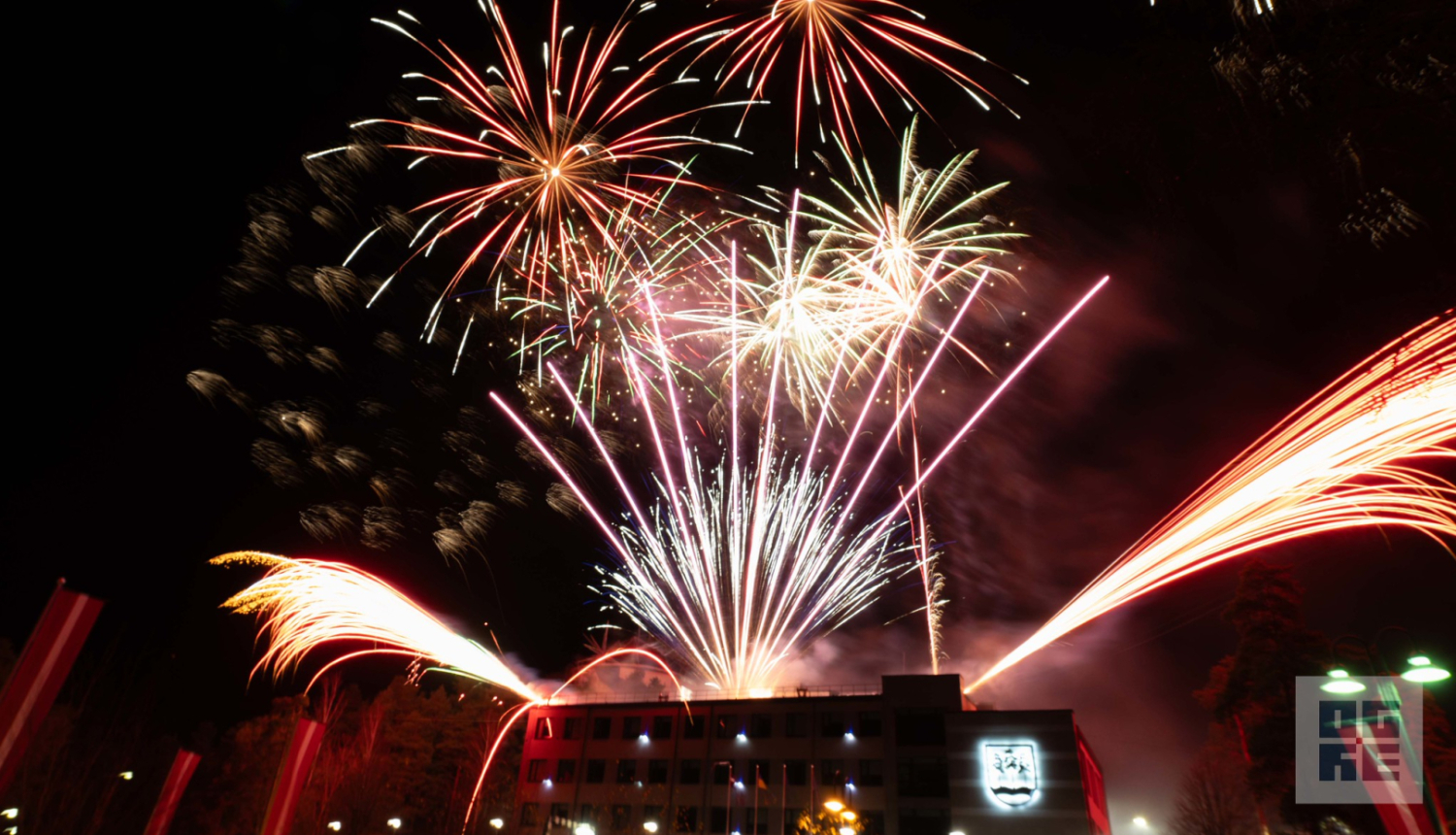 Valsts svētku uguņošana virs pašvaldības domes ēkas 2025. gada 18. novembrī