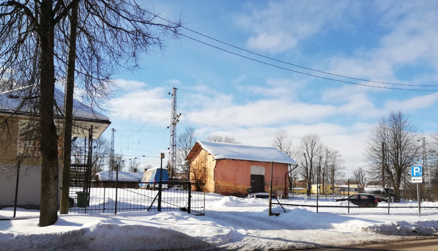 Pašvaldība plāno pārņemt savā īpašumā auto stāvlaukumu Upes prospektā